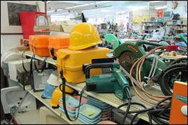 写真:店舗内観(工具などの機器)